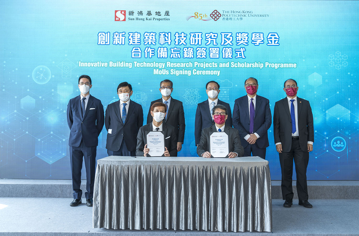 Signs memoranda of understanding on building innovation and technology research projects and a scholarship programme with The Hong Kong Polytechnic University