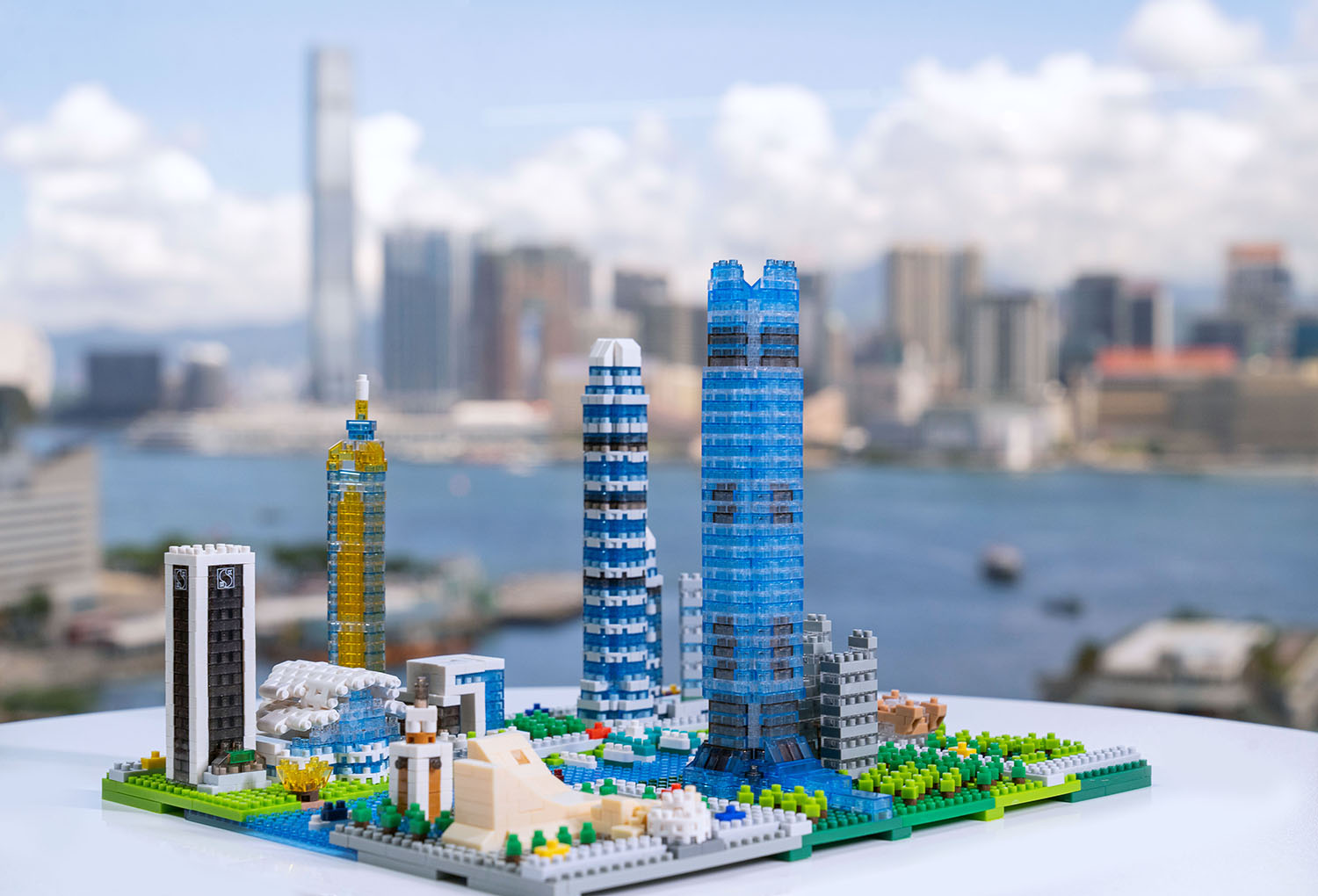 推出「sky100 x nanoblock香港天際線模型」